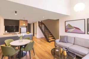 A seating area at Adina Apartment Hotel Melbourne