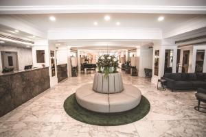 um lobby com uma sala grande com uma mesa com flores em The Savoy Hotel on Little Collins Melbourne em Melbourne
