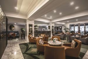 メルボルンにあるThe Savoy Hotel on Little Collins Melbourneのソファとテーブルのあるホテルのロビー