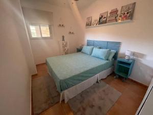 Dormitorio pequeño con cama y mesa en Luminoso y tranquilo bajo con Jardin en campo de Golf Valle del Este, en Vera