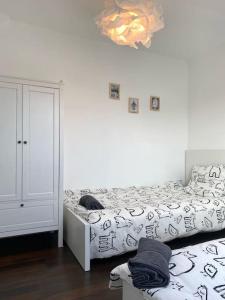 um quarto branco com uma cama e um closet em Malo les bains: duplex à deux pas de la plage. em Dunkerque