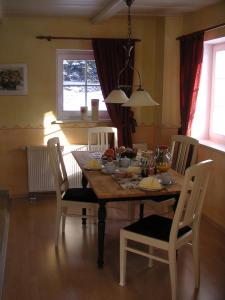 una mesa de comedor y sillas en una habitación en Blockstube en Rammenau