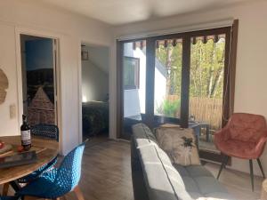 un salon avec un canapé et une table dans l'établissement Le cottage de Christine, à Vresse-sur-Semois