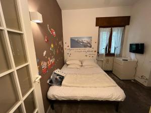 a small bedroom with two beds in it at Insieme è più bello in Sauze dʼOulx