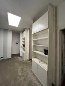 a room with white shelves and a skylight at Insieme è più bello in Sauze dʼOulx
