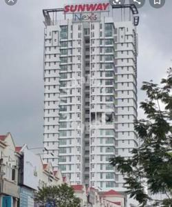 ペタリンジャヤにある3 Room SUNWAY NEXIS KOTA DAMANSARA 5min MRT 7min Tropicana mallの看板の付いた背の高い白い建物