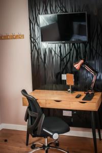 Μια τηλεόραση ή/και κέντρο ψυχαγωγίας στο Nort Bode Apartments