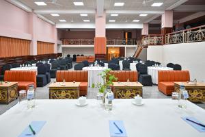 una sala de conferencias con mesas, sillas y mesa en Sinclairs Gangtok en Gangtok
