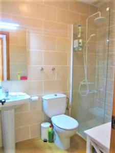 een badkamer met een toilet, een douche en een wastafel bij Beautiful 2 Bedroom Bungalow with Communal Pools in Villamartin
