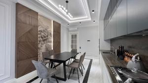 Dapur atau dapur kecil di Kazakhstan Residences Apartments
