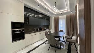 Dapur atau dapur kecil di Kazakhstan Residences Apartments +25 gambar