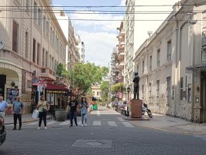 un grupo de personas caminando por una calle de la ciudad en Cozy Apartment en Buenos Aires