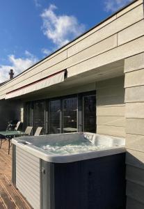 a hot tub on the side of a house at Ravila Puhkemaja in Kuressaare
