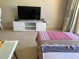 uma sala de estar com uma televisão e uma cama em Elgouna Hurghada egypt mangroovy em Hurghada
