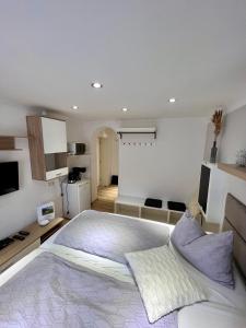 ローファーにあるMaHome Apartmentsの紫色の枕が付いた大きなベッドのある寝室
