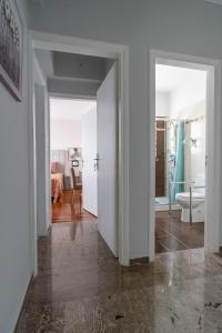 een kamer met een hal met witte muren bij Ioanna's Hellenic Hospitality in Athene