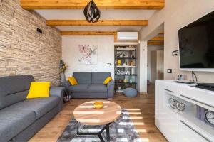 salon z kanapą i stołem w obiekcie Holiday home in Krnica/Istrien 38131 w mieście Krnica
