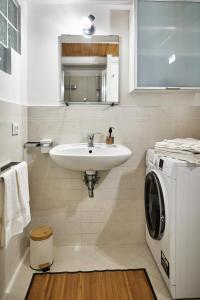 La salle de bains est pourvue d'un lavabo et d'un lave-linge. dans l'établissement Loft del porto, à Fano