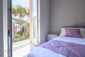 a bedroom with a bed and a large window at [LUNGOMARE 6min] Suite Deluxe Miraglia with Parking in Naples