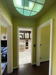 a bathroom with a green wall with a ceiling at Villa V - zwischen Kultur und Natur in Viersen +18 photos