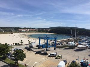 - Vistas a una playa con barcos en el agua en Hotel Varadoiro en Portonovo