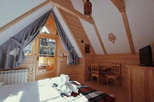 een kamer met een bed en een tafel in een huis bij BIAŁY PUCH in Zakopane