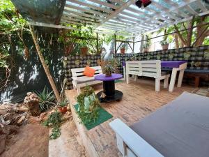 un patio con mesa, mesa púrpura y bancos en Apart-Hotel Ca Elsa, en Sal Rei