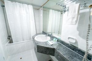 un baño con lavabo y espejo en Sun And Sands Downtown, en Dubái