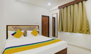 Itsy By Treebo - Phoenix في إندوري: غرفة نوم مع سرير أبيض كبير مع وسائد ملونة