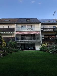 un grand bâtiment avec une pelouse devant lui dans l'établissement Cheerful Roof Flat in a Private German Style House, à Mannheim