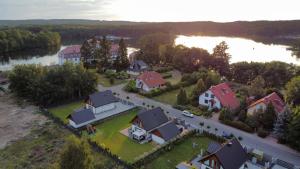 eine Luftansicht eines Hauses mit See in der Unterkunft Lake HouseLubniewice in Lubniewice