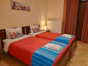 2 Betten nebeneinander in einem Zimmer in der Unterkunft Dimitra in Dháfni