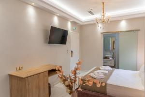 Televízia a/alebo spoločenská miestnosť v ubytovaní AGORA luxury BOUTIQUE HOTEL