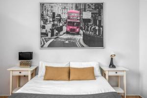 a bedroom with a double decker bus on a street at Arc De Triomf - Solar & Spacious in Barcelona