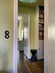 pasillo con puerta a una habitación con taburete en Villa V - zwischen Kultur und Natur en Viersen