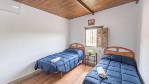 une chambre avec deux lits et une fenêtre dans l'établissement Cortijo Rural Los Pinos Villanueva de Algaidas by Ruralidays, à Villanueva de Algaidas 18 autres photos