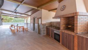 une grande cuisine avec une table et une salle à manger dans l'établissement Cortijo Rural Los Pinos Villanueva de Algaidas by Ruralidays, à Villanueva de Algaidas