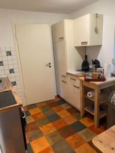 cocina con mesa y puerta blanca en Apartment Düsseldorf-Süd, en Düsseldorf