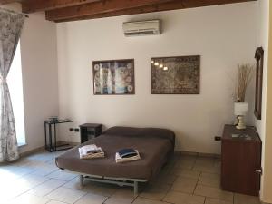een slaapkamer met een bed in een kamer met een raam bij KINDLY ROBERTA centro storico Peschiera,lago relax in Peschiera del Garda