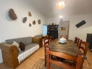 - un salon avec un canapé et une table en bois dans l'établissement Avis Guesthouse, à Évora