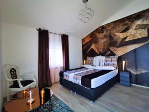 sypialnia z łóżkiem i dużym obrazem na ścianie w obiekcie Apartments Petar Pan w Fažanie