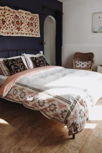 uma cama com um edredão branco e almofadas em Lake room 2 em Iznájar