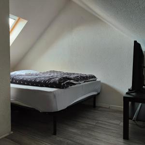 a bed in the corner of a room at Luthin's Home in Strasbourg