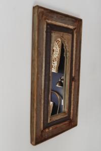 um espelho com uma moldura de madeira numa parede em Lake room 2 em Iznájar