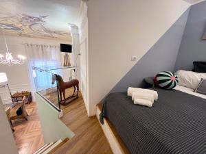 Posteľ alebo postele v izbe v ubytovaní Happy Family Apartments Cairoli Studio