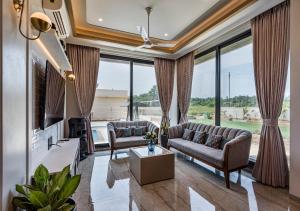 Posezení v ubytování SaffronStays Nishta, Alibaug
