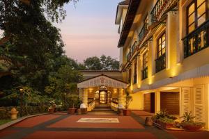 卡蘭古特的住宿－Storii By ITC Hotels, Shanti Morada Goa，享有带楼梯的建筑的外部景色