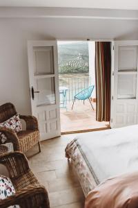 um quarto com uma cama e vista para um pátio em Lake room 2 em Iznájar