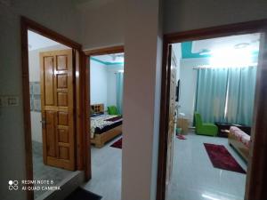 Hotel Sarla Regency客房内的一张或多张床位