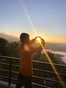 un hombre tomando una foto de la puesta de sol en Hotel Pristine Himalaya en Pokhara